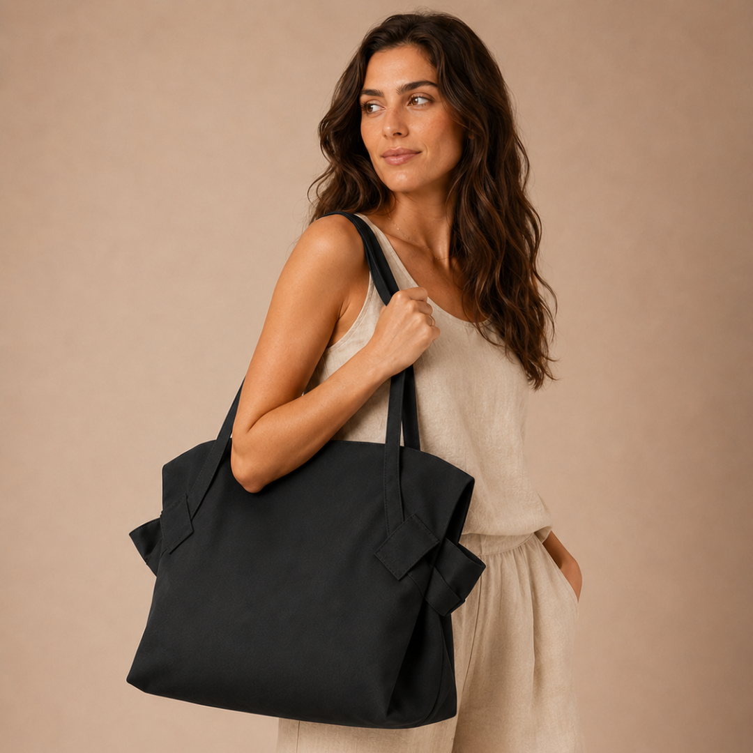 Modella con Mielora Tote mezzanotte – borsa lifestyle indossata
